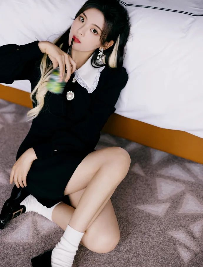 杨超越 个性黑裙-大秀美腿 写真 - 炫图天下