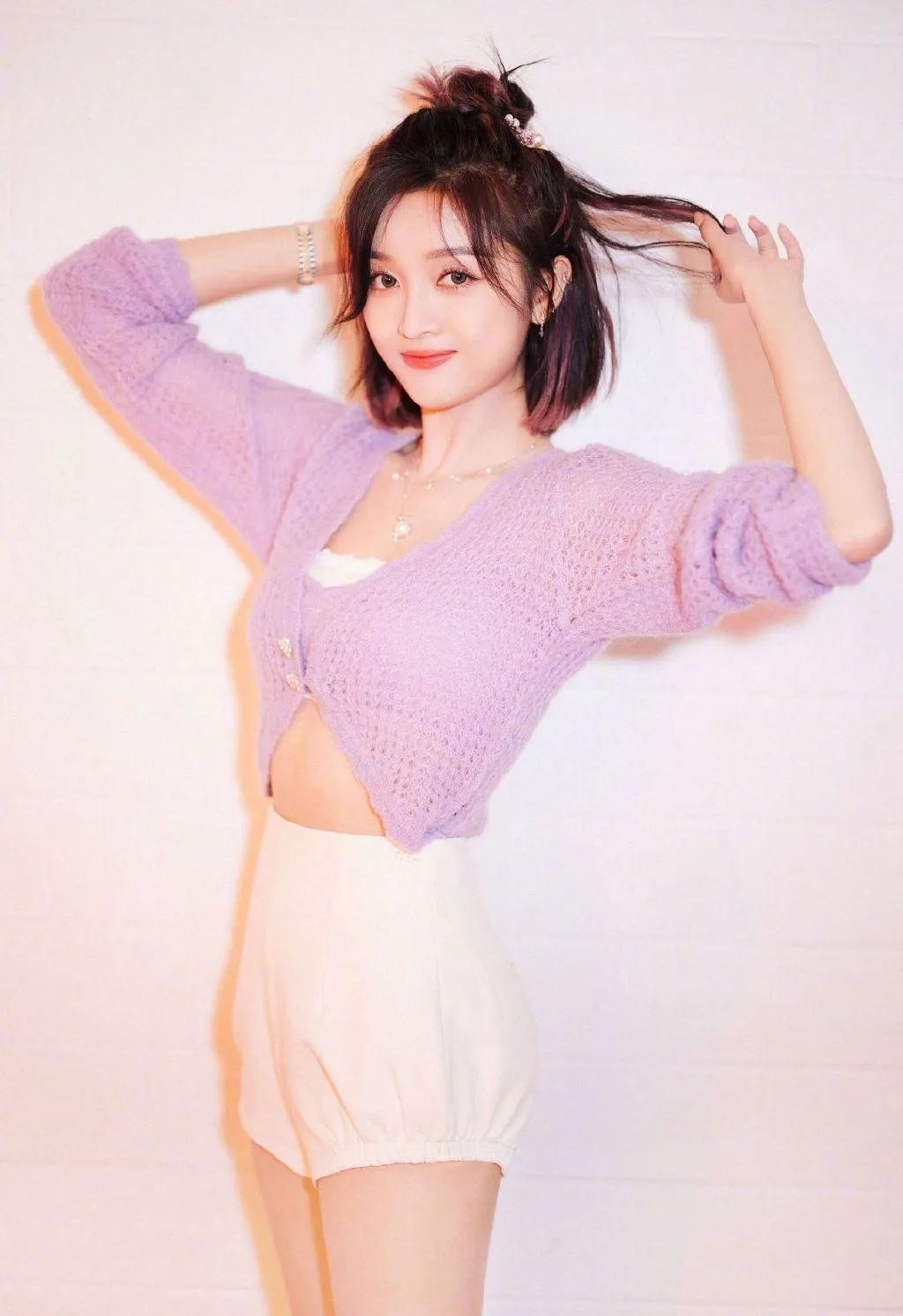 吴宣仪 紫色针织衫-白色短裤 甜美写真！ - 炫图天下