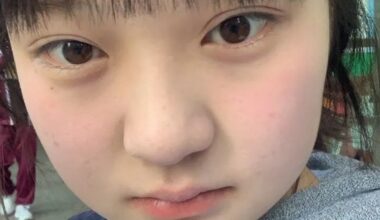 微胖小女生，你觉得小猫可爱还是美女可爱呢 - 炫图天下