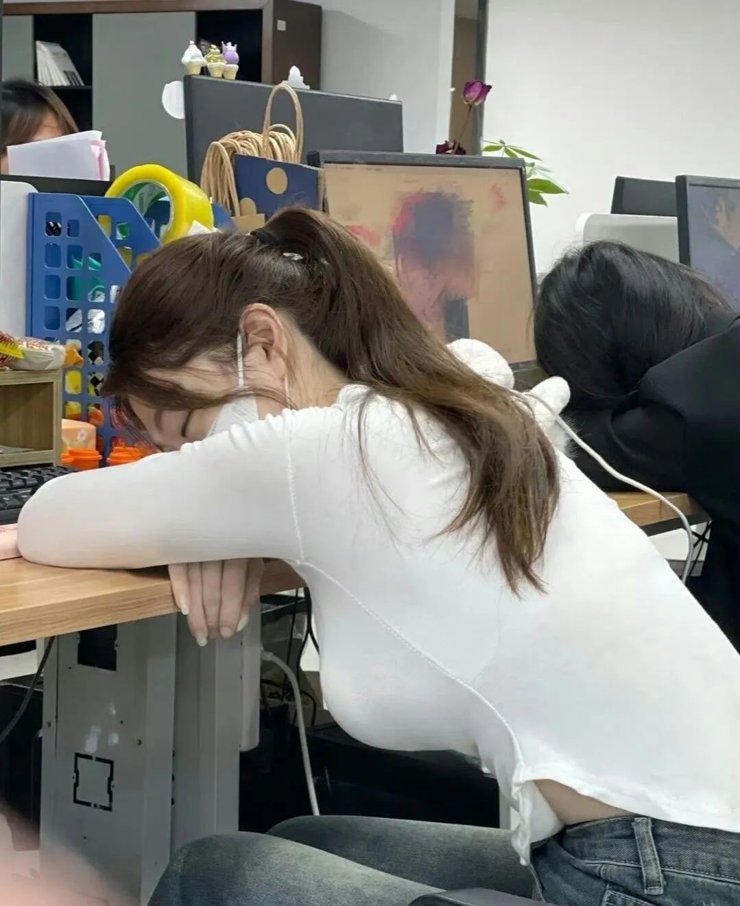 新来的同事，悄悄拍了几张！这身材真香啊 - 炫图天下