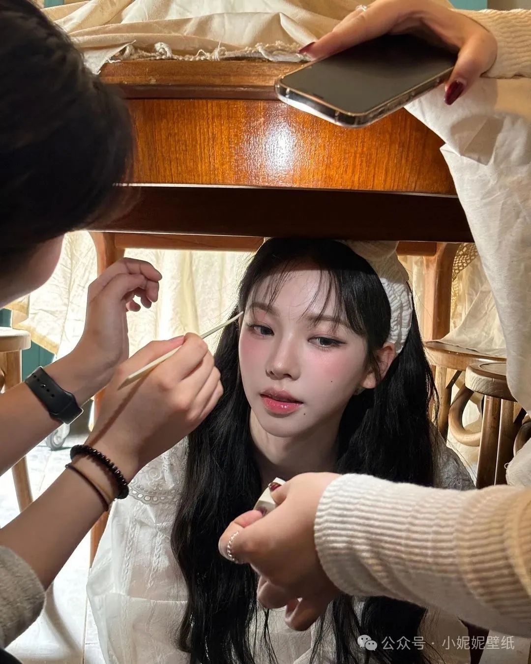 冷艳蛇系美女柳智敏白色女仆装与蓝色毛衣开衫，这种风格你喜欢吗？|壁纸 - 炫图天下
