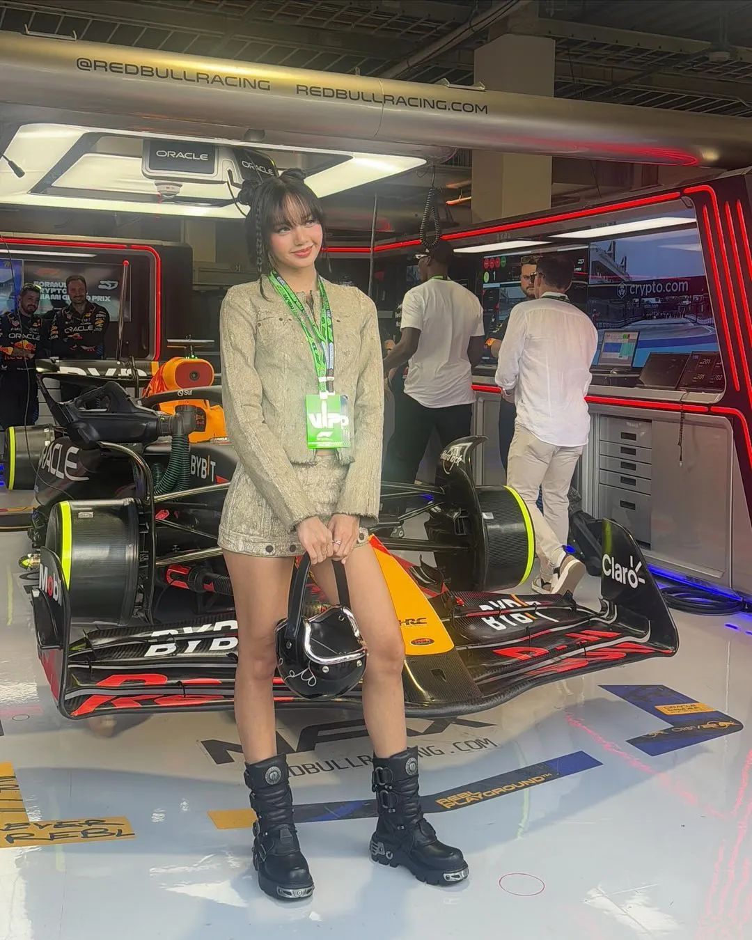 人生 易如反掌！Lisa现身F1大赛 担任挥旗手 - 炫图天下