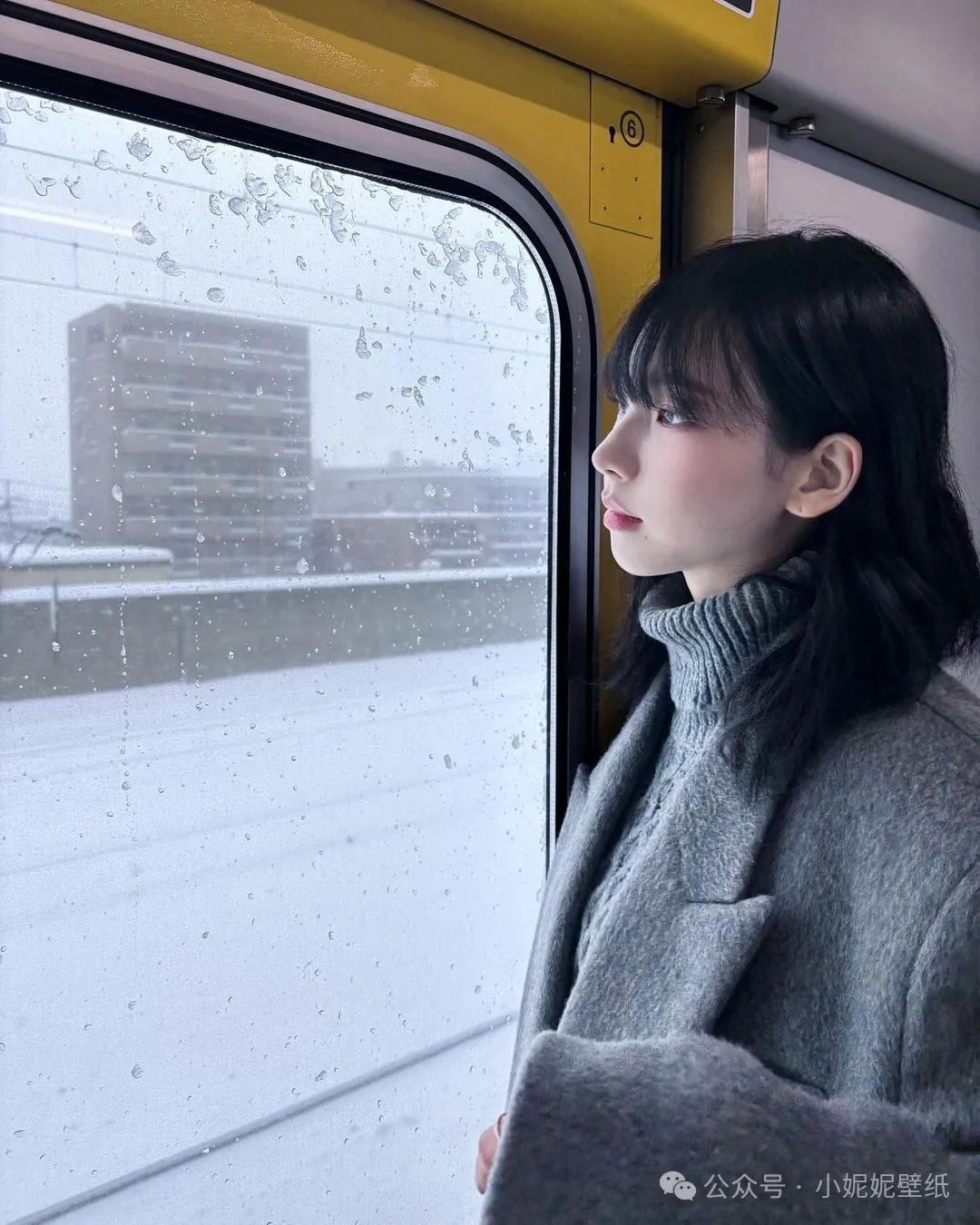 柳智敏 | 壁纸 | ins高级感壁纸 | 下雪啦 |雪中的乐趣：柳智敏雪地玩耍，高清壁纸等你来拿！” - 炫图天下