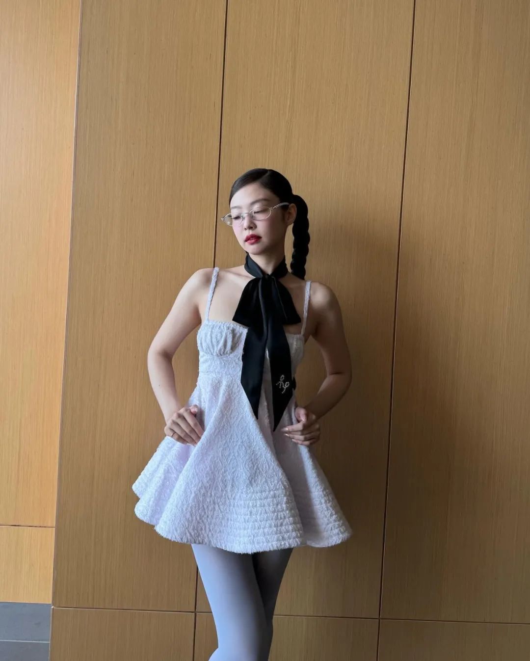 金珍妮壁纸 | Jennie的东京街拍，白色连衣裙下的嘟嘴卖萌，魅力四溢！ - 炫图天下