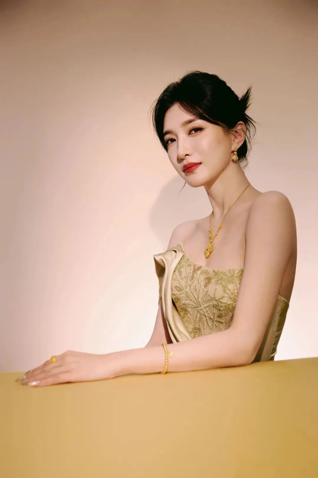 金色晚礼服|优雅自信的江疏影 - 炫图天下