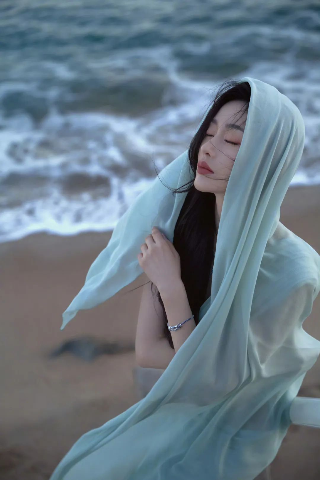 戛纳之夜｜张天爱秀出好身材，气质绝佳！ - 炫图天下