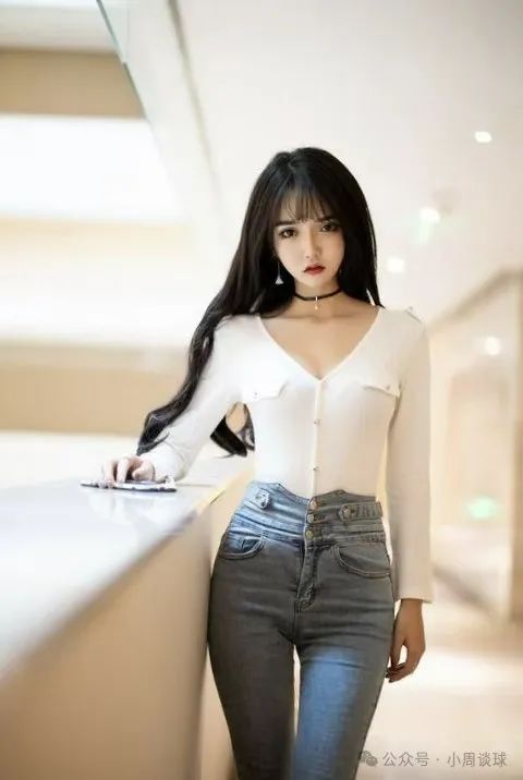 紧身牛仔裤勾勒出完美身材，这腰臀比让人羡慕 - 炫图天下