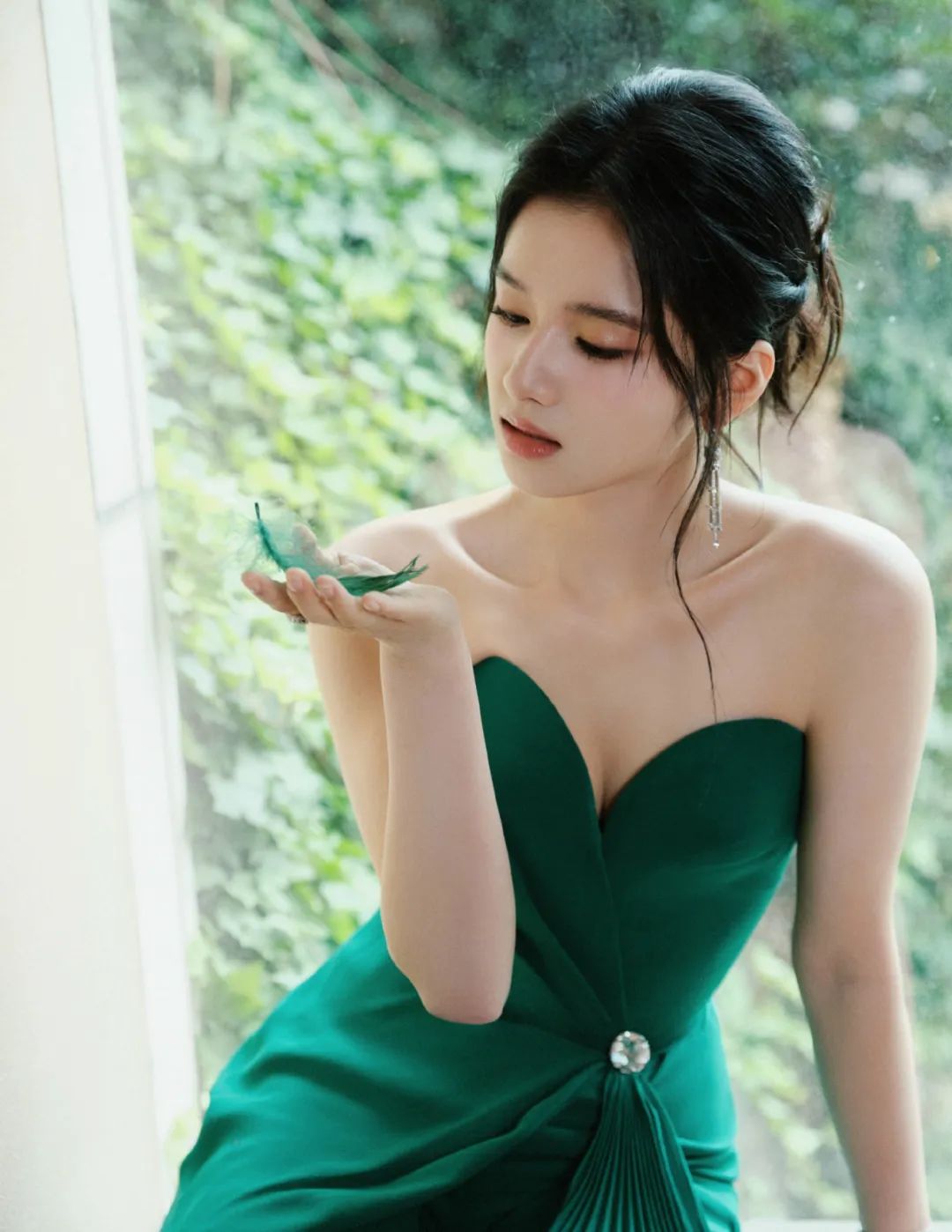 张婧仪 紧身抹胸绿裙+穿搭超美 不加修饰！ - 炫图天下
