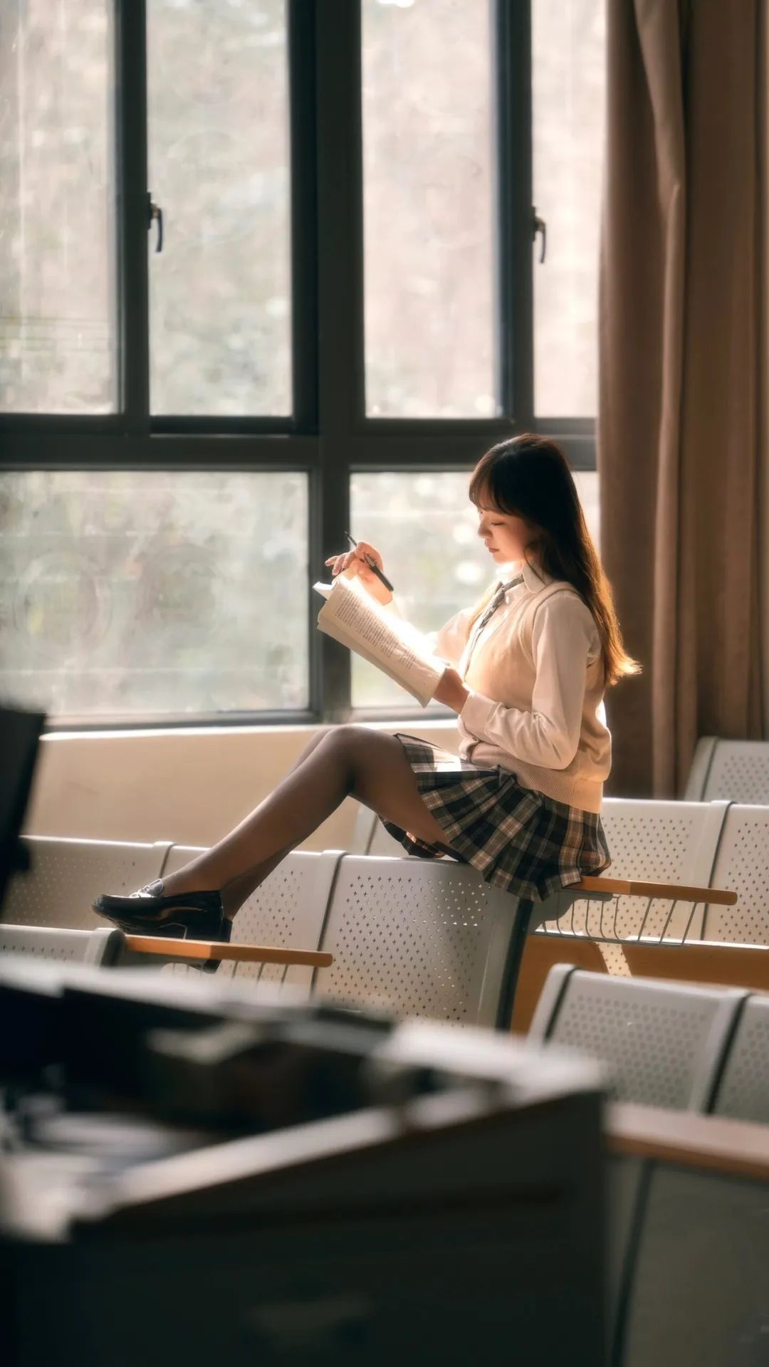 在教室中，JK黑丝妹妹，小汨的爱情故事 - 炫图天下