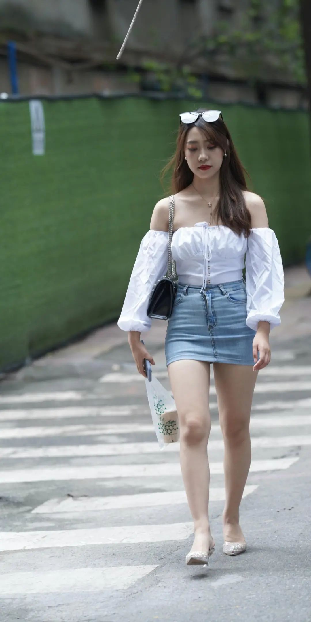 【街拍美女】露肩上衣配牛仔短裙 - 炫图天下