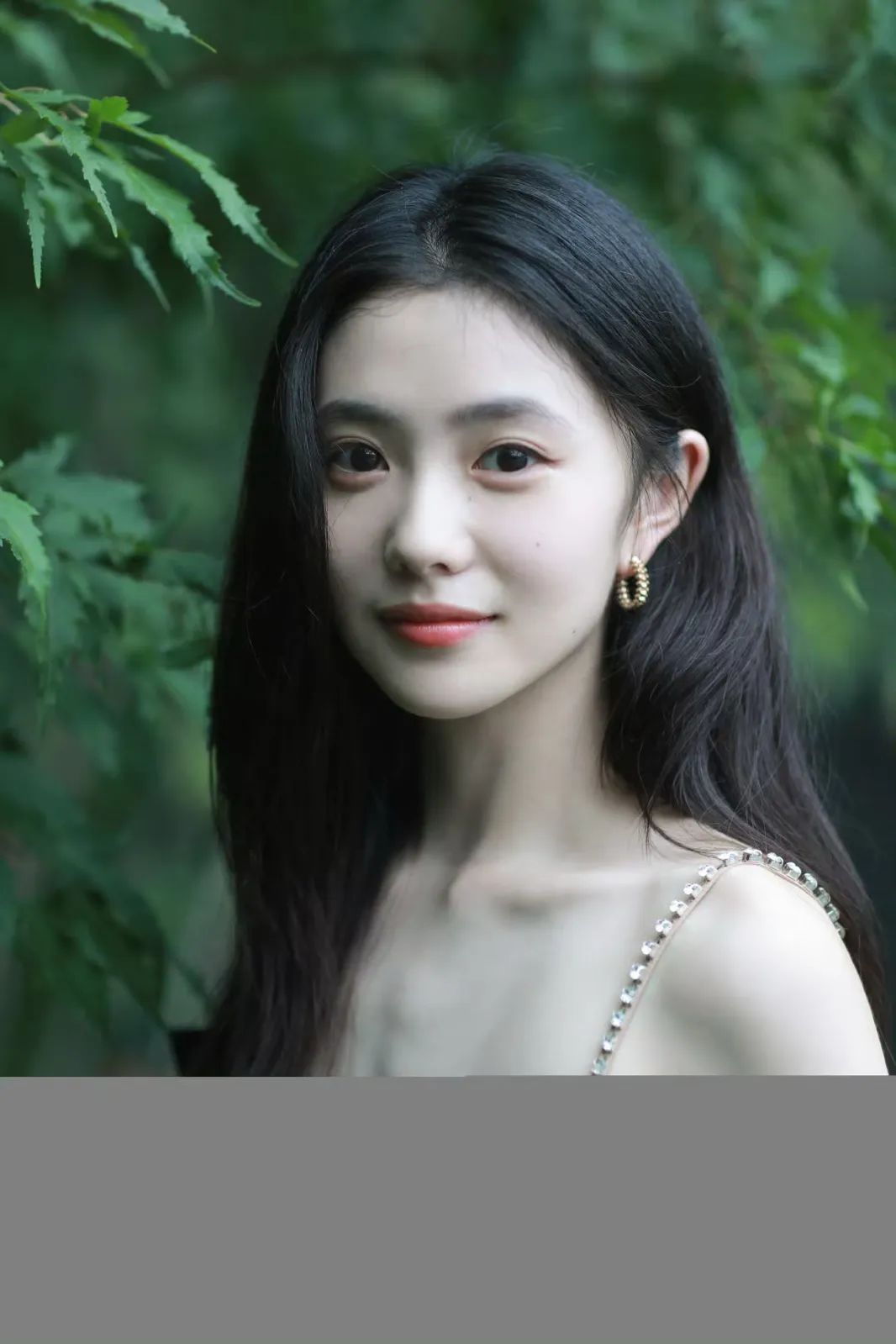 壁纸｜刘浩存清纯邻家抹胸黑色礼裙少女感壁纸 - 炫图天下