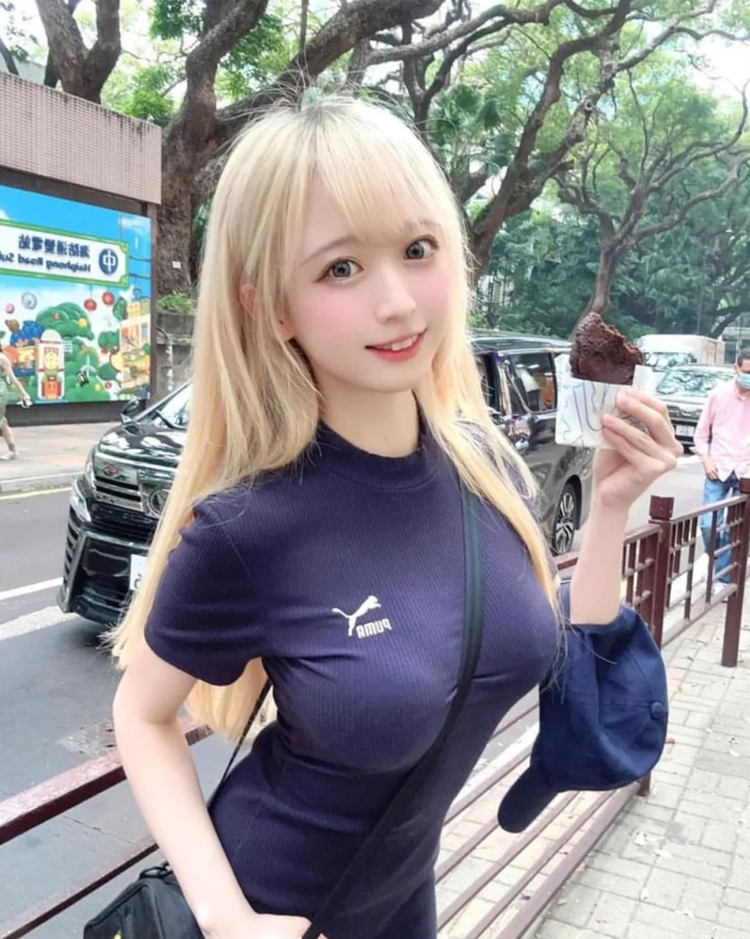 《金发女神：丰满性感的风情画卷》 - 炫图天下