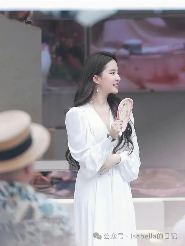 刘亦菲想做一个“活在当下，简单又快乐的女人”，并积极地实践着这样的生活态度 - 炫图天下