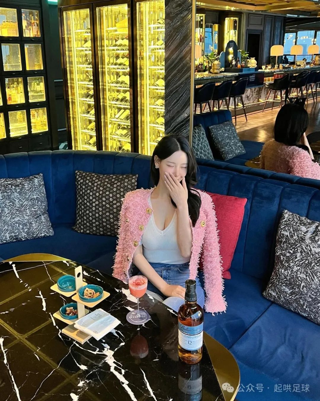 穿瑜伽裤的美女自信街拍，性感身材实在太润了 - 炫图天下