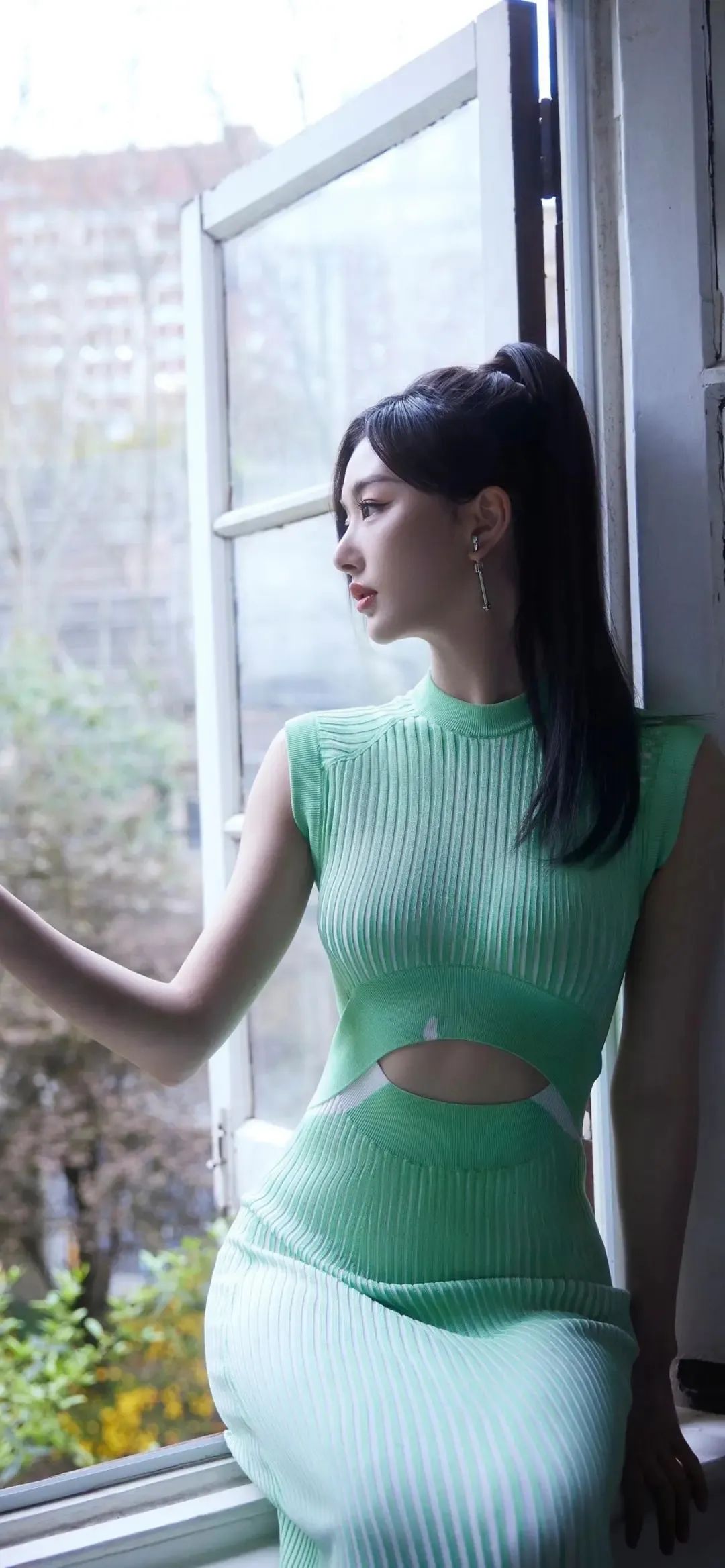 壁纸｜孔雪儿 火辣身材 妩媚诱惑表情到位 - 炫图天下