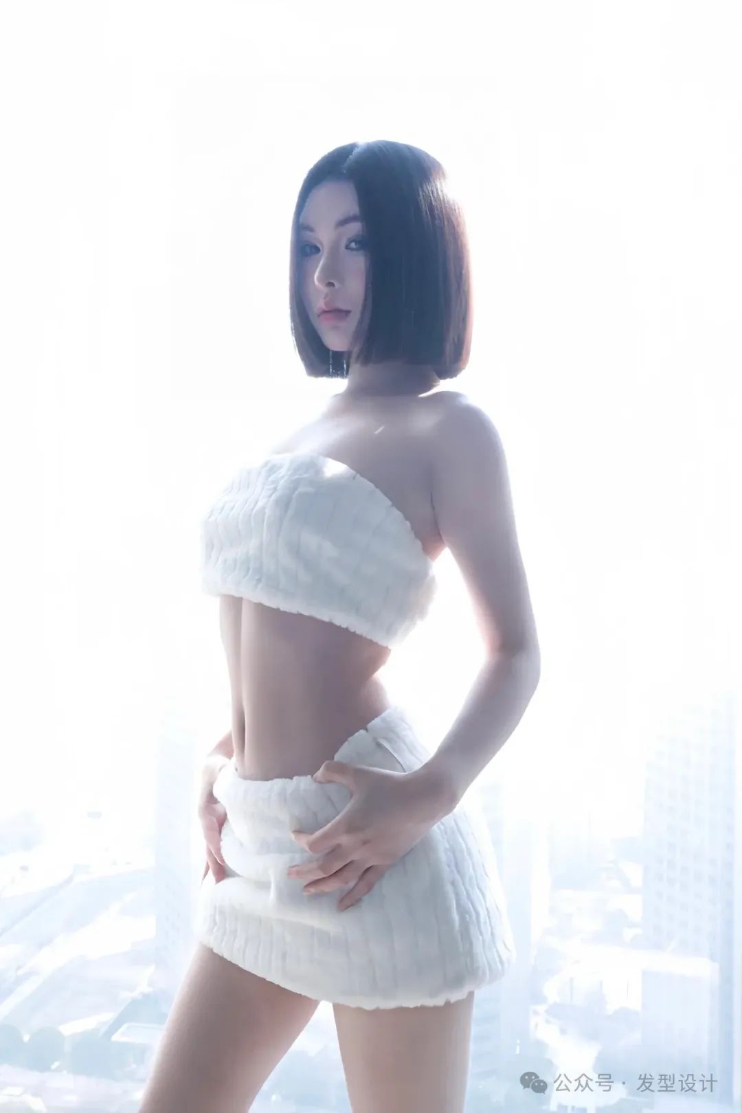 短发美女的火辣夏季风情 - 炫图天下