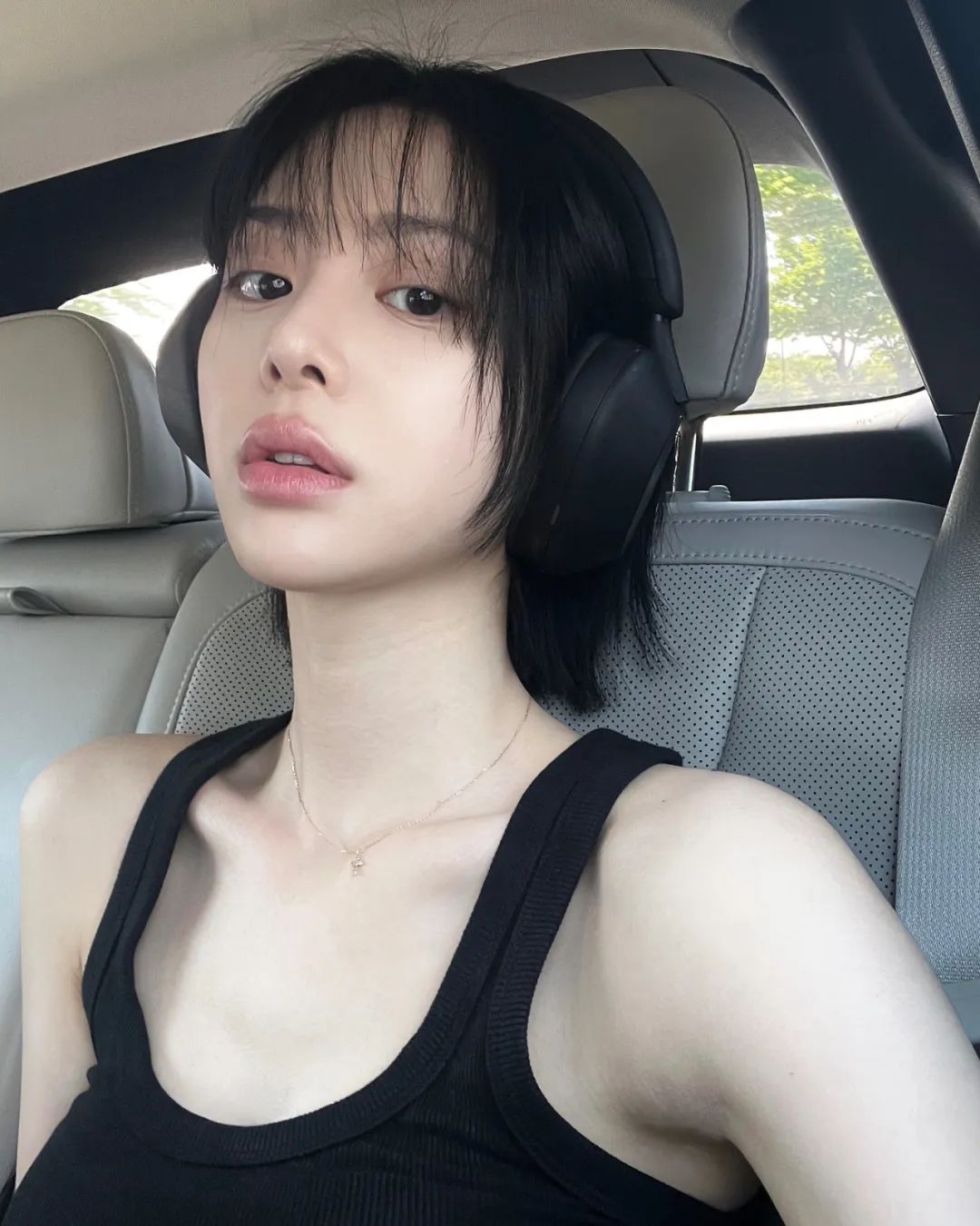 纯欲迷人！高冷模特脸，白丝大长腿，谁能不迷糊啊 - 炫图天下