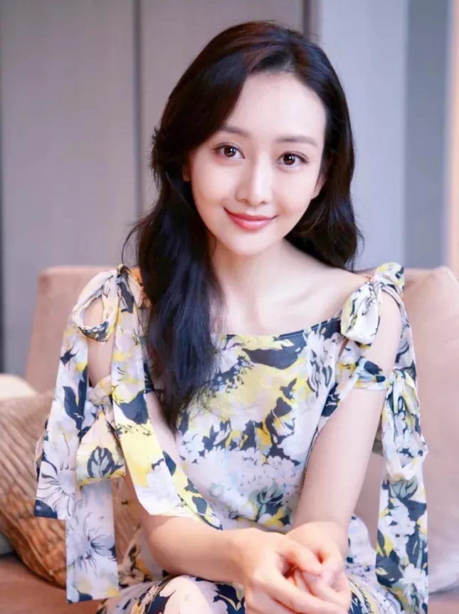 气质非凡！女神王鸥的清纯性感写真 - 炫图天下