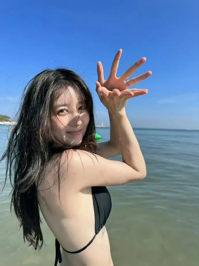 壁纸｜李凯馨性感泳装写真 - 炫图天下