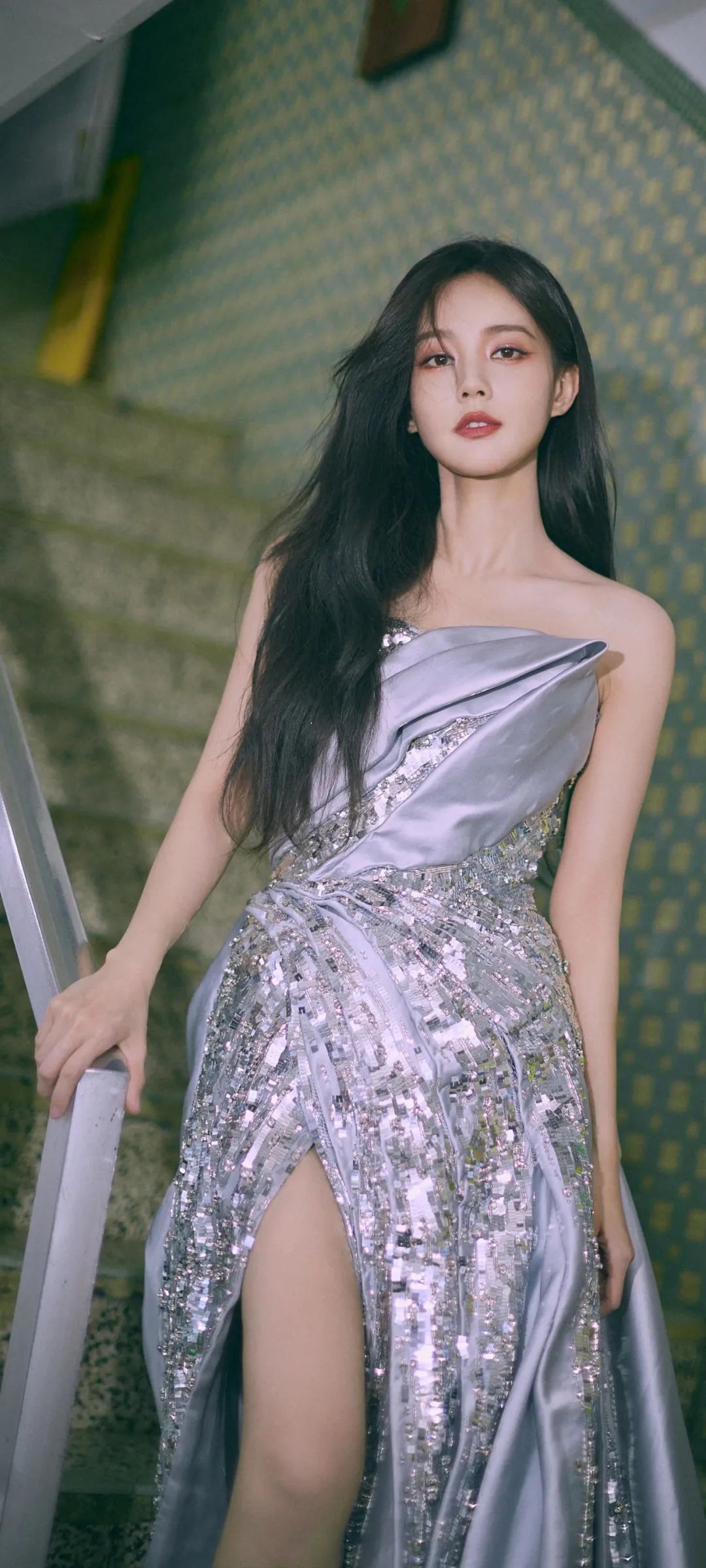 壁纸｜女神李一桐抹胸壁纸分享 - 炫图天下