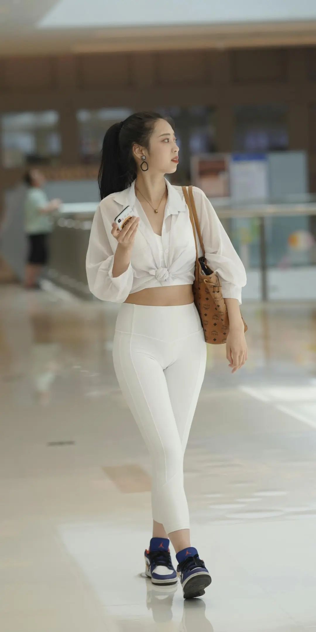 【街拍美女】白衣瑜伽裤 - 炫图天下