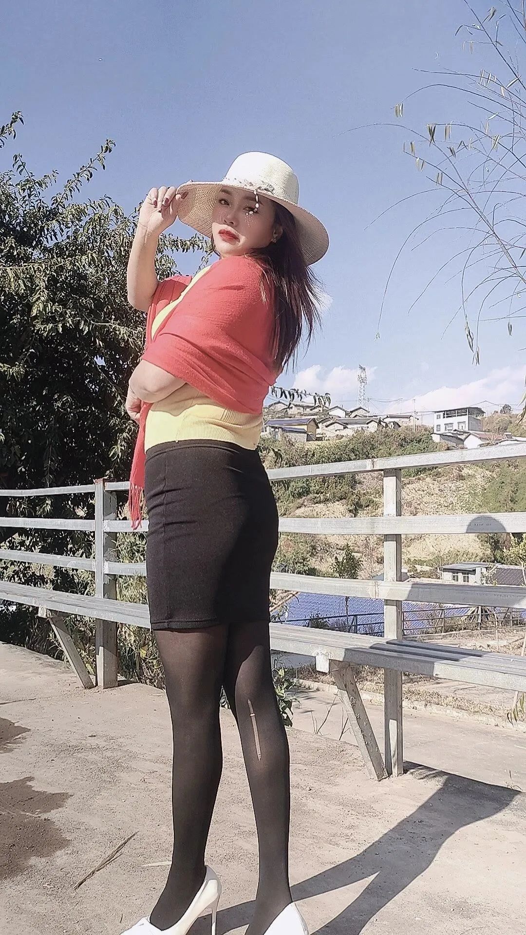 户外拍照风景要好，着装也要好，不然自己就尴尬了 - 炫图天下