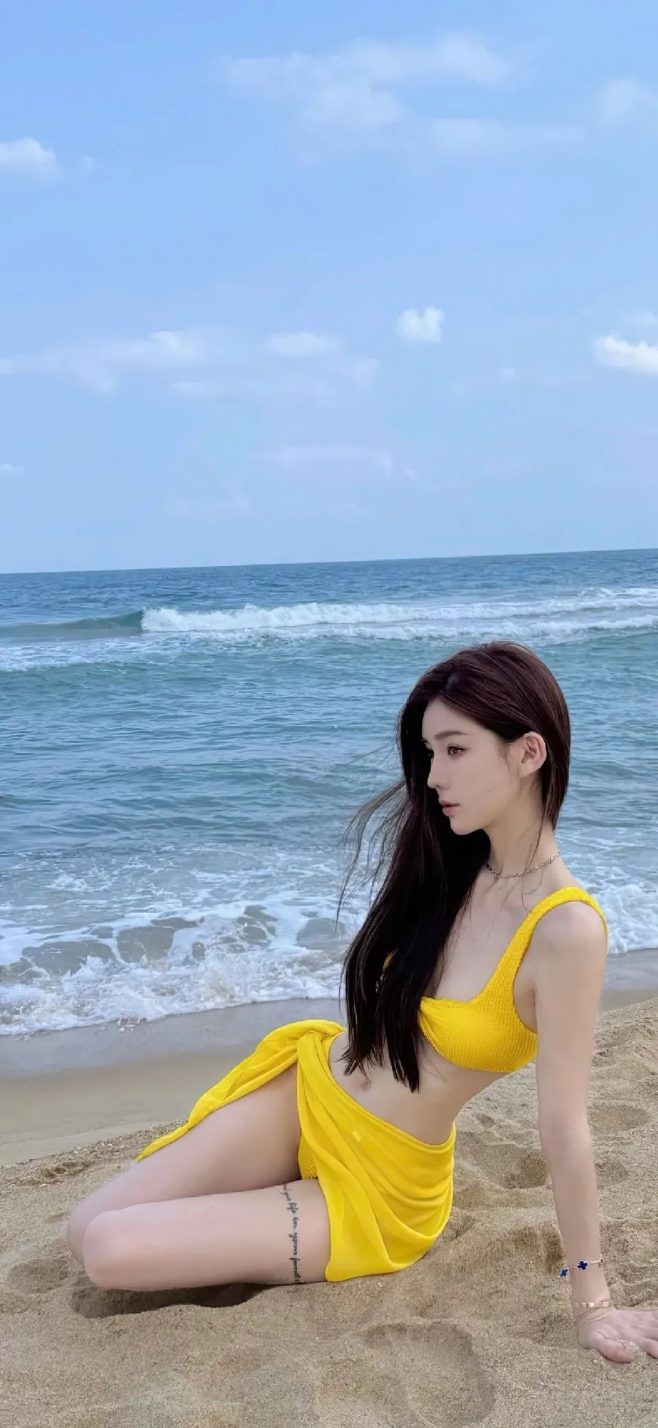 美女壁纸｜海边 沙滩 美女 - 炫图天下