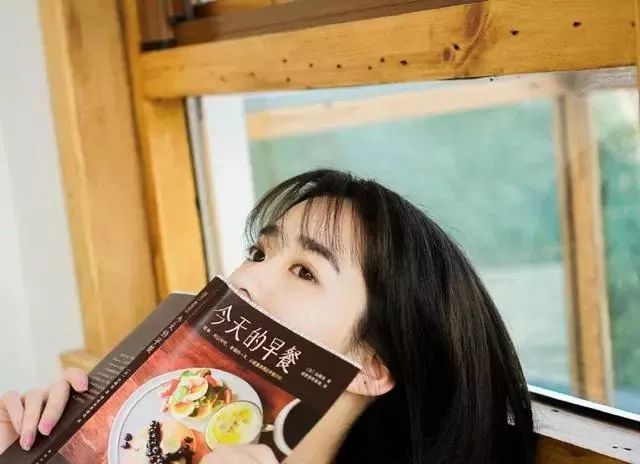 值得学习的十个女生拍照姿势和构图 - 炫图天下
