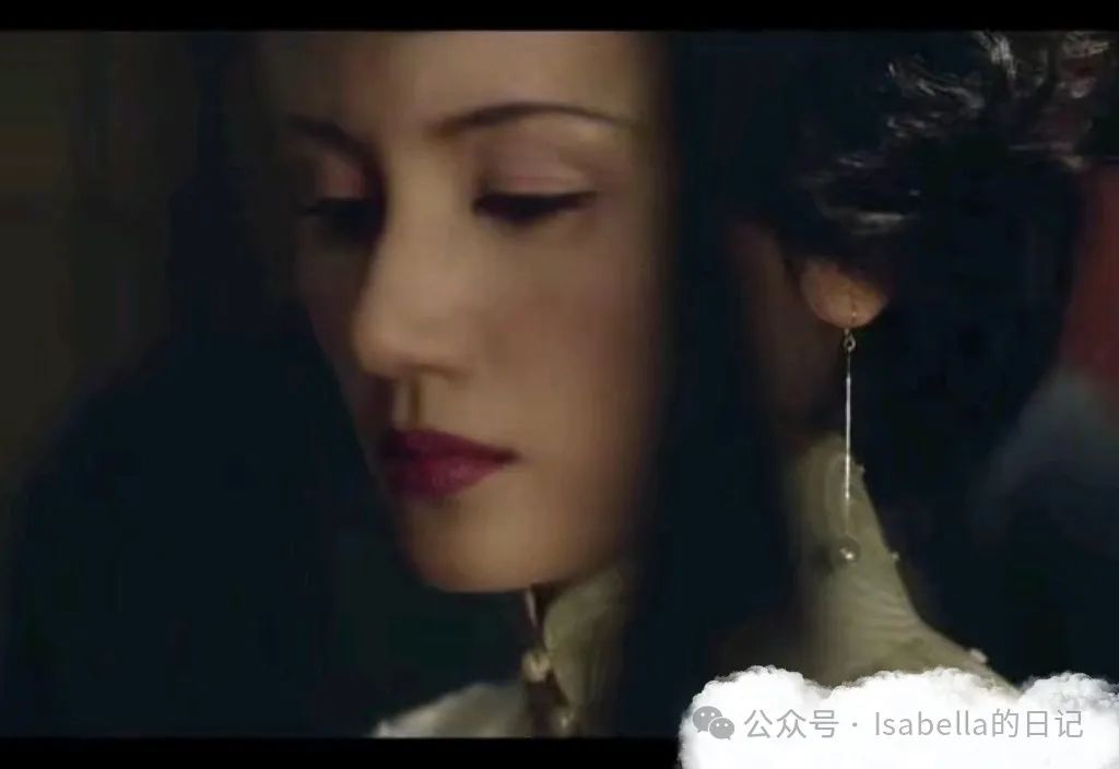 袁泉，一位如空谷幽兰般遗世独立的女星，她的清冷气质与深邃眼眸，诠释了贵族般的典雅与高级感 - 炫图天下