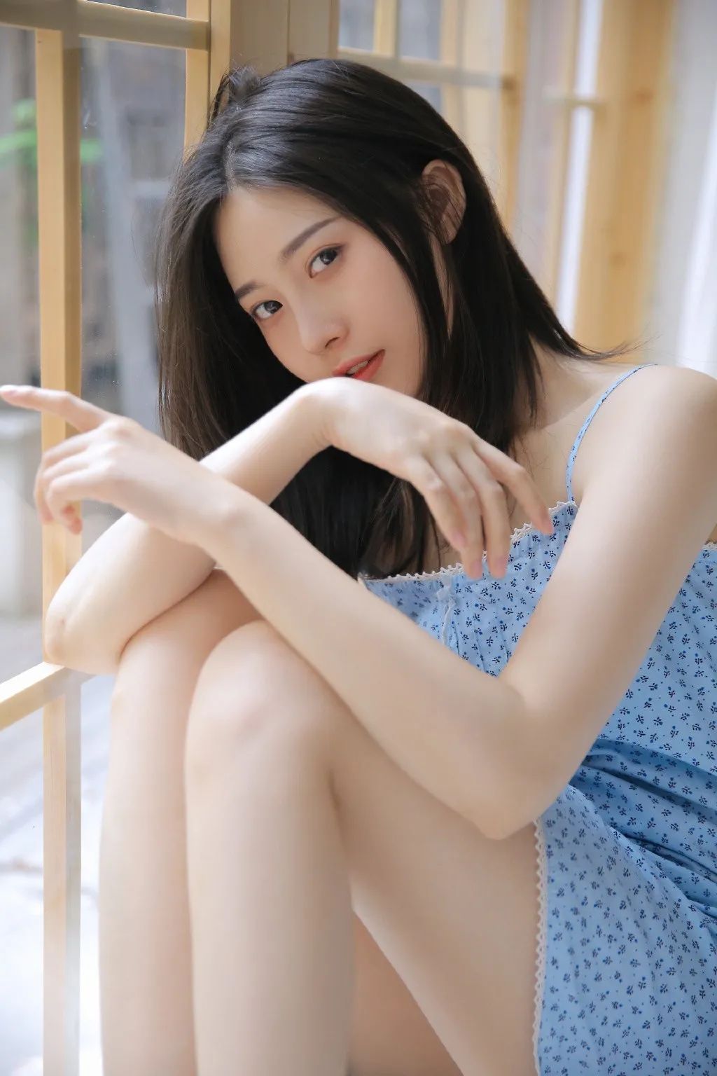 吊带连衣裙美女居家美照 - 炫图天下