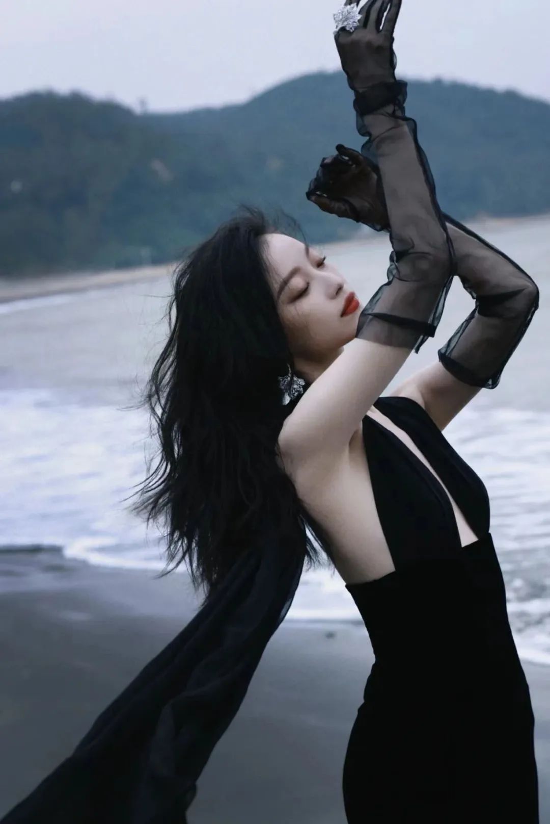 倪妮|惊艳低胸礼服 - 炫图天下
