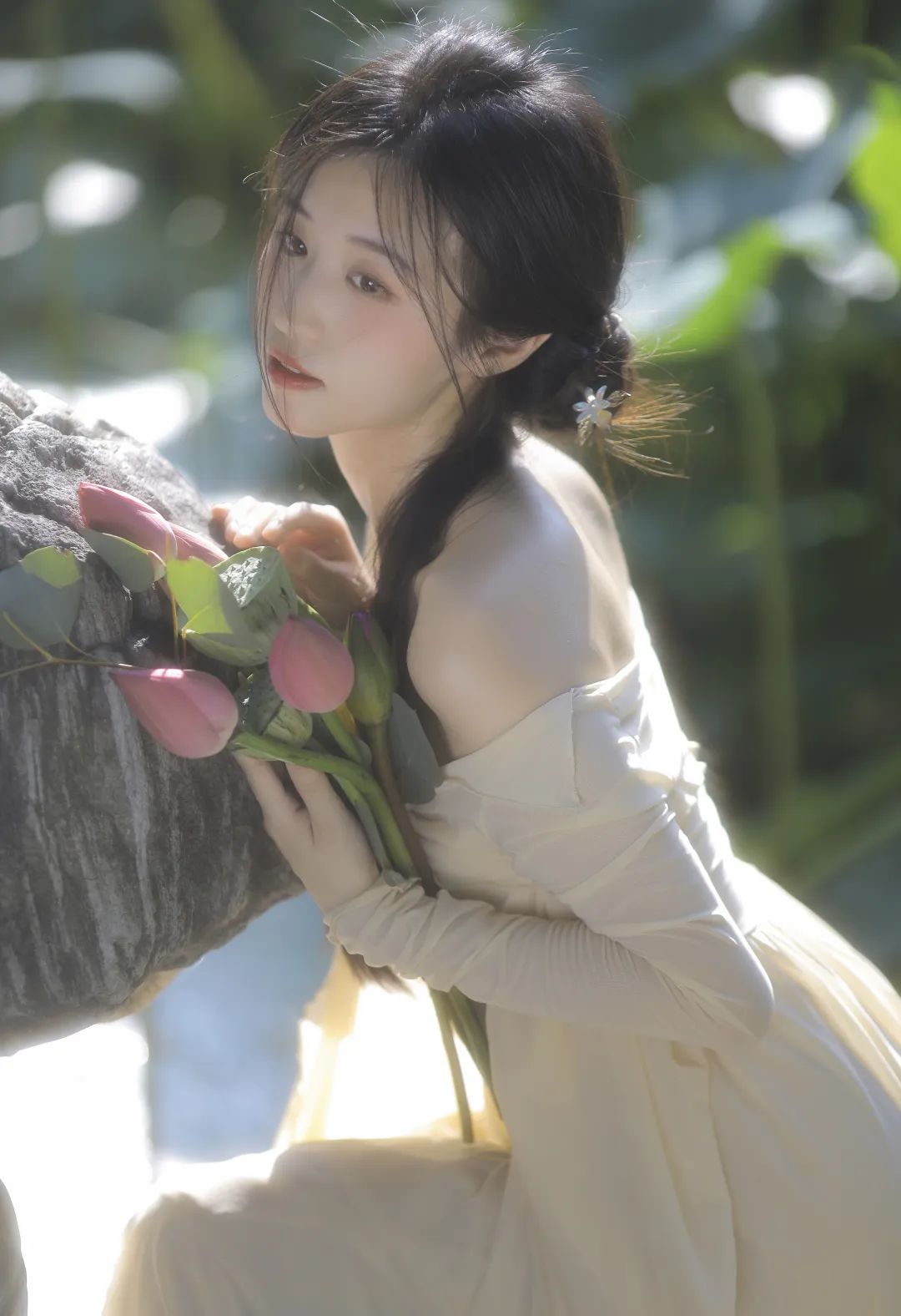 荷花池边的少女：如果有莲花仙子，应该是什么样的 - 炫图天下