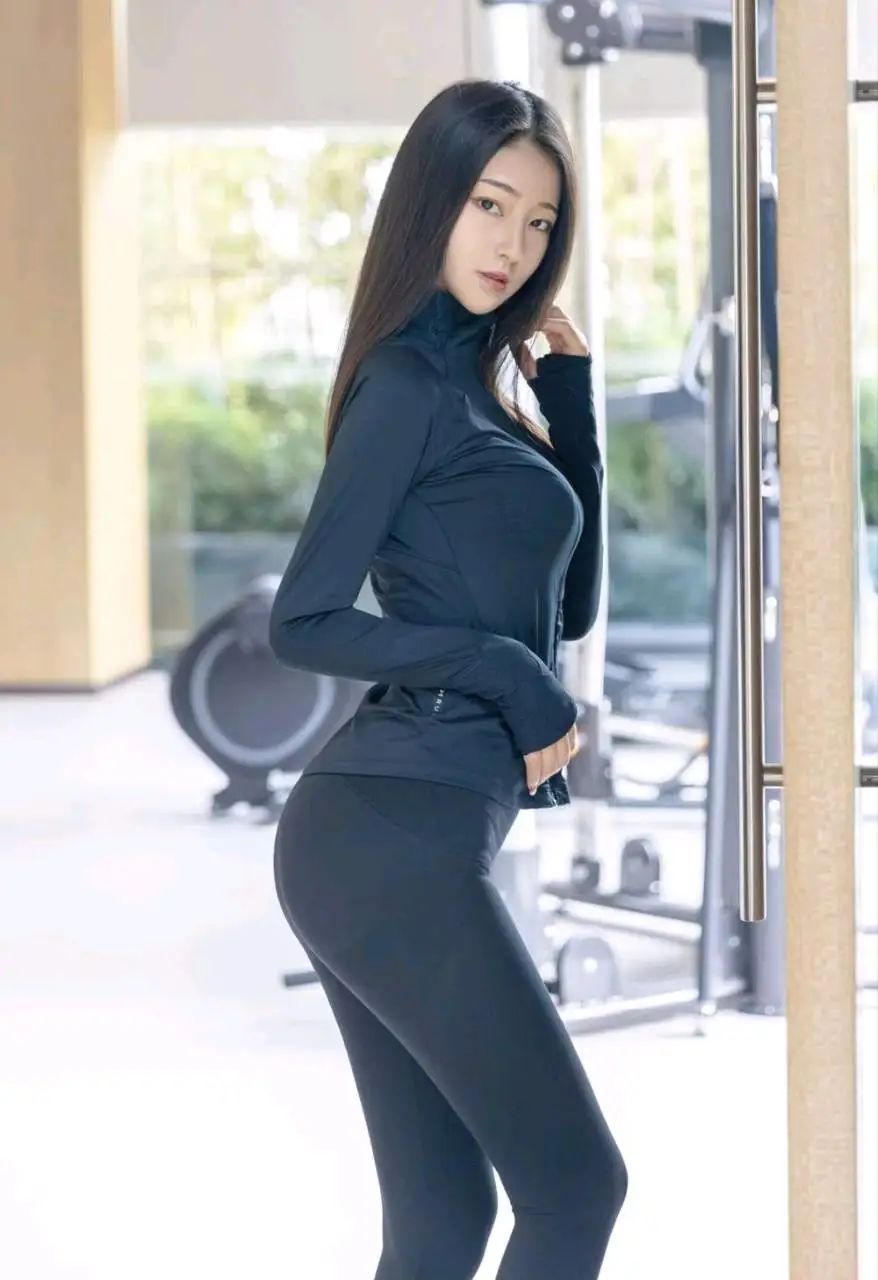 00后瑜伽女神｜壁纸分享｜黑色的紧身瑜伽裤质地柔软富有弹性勾勒出她修长的腿部线条。上衣显出她苗条的身材同时又不失女性的曲线美 - 炫图天下