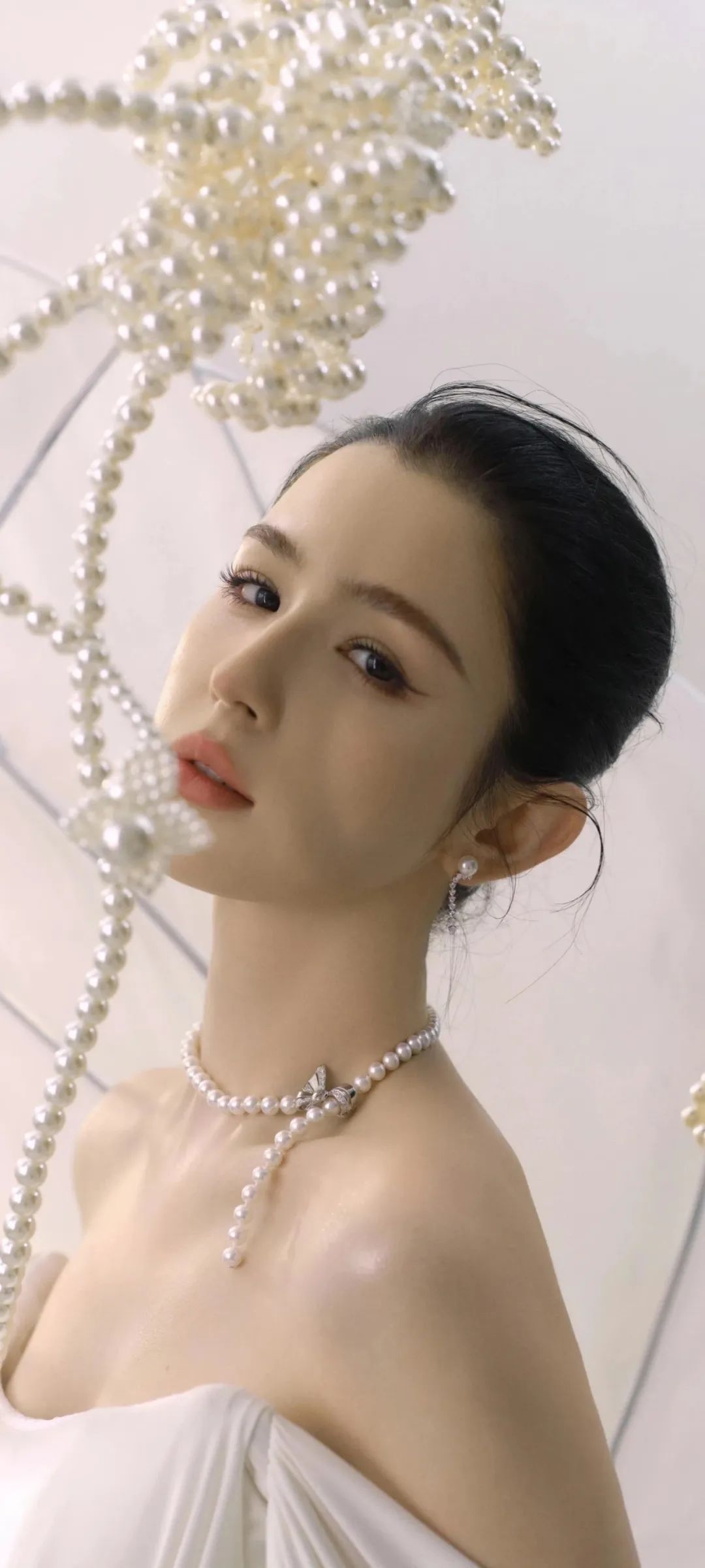 壁纸｜哈妮克孜 新疆美女白色抹胸裙珍珠高清写真壁纸 - 炫图天下