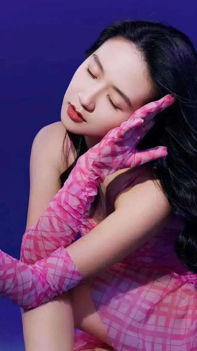 壁纸｜许龄月 生活与演艺穿搭性感迷人照写真 - 炫图天下