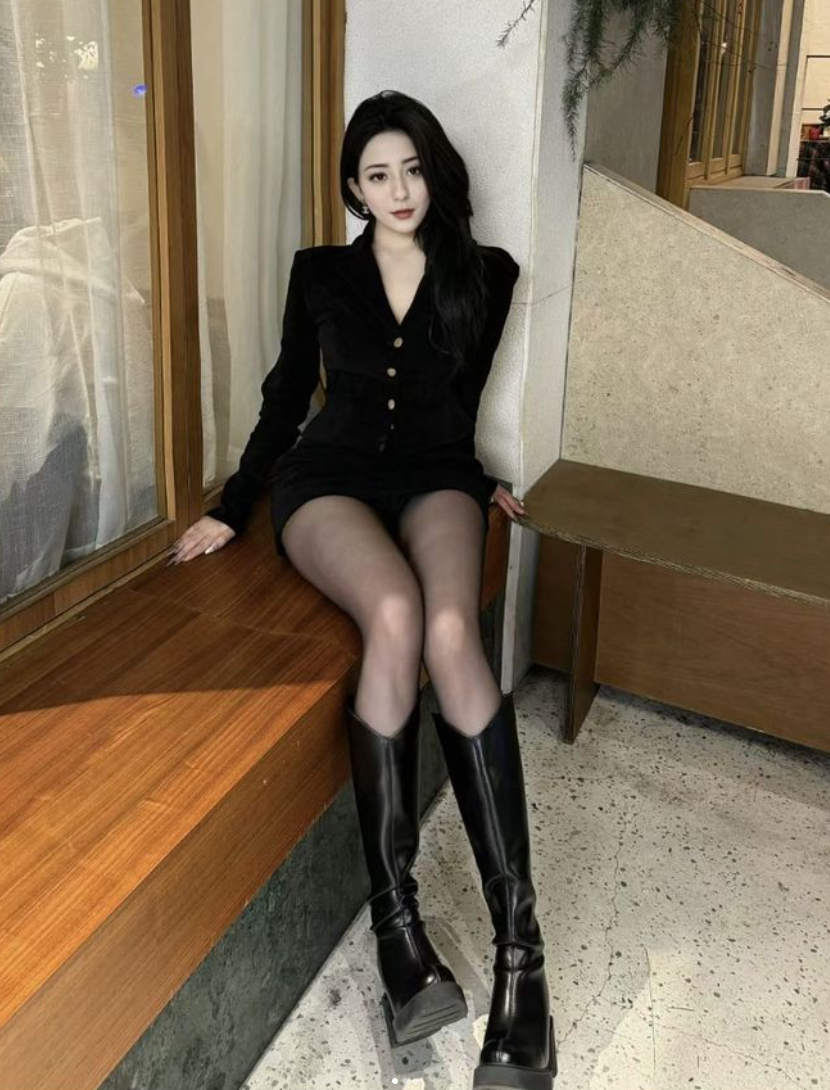 我愿称她为岛国最强黑丝美腿！不服来辩~ - 炫图天下