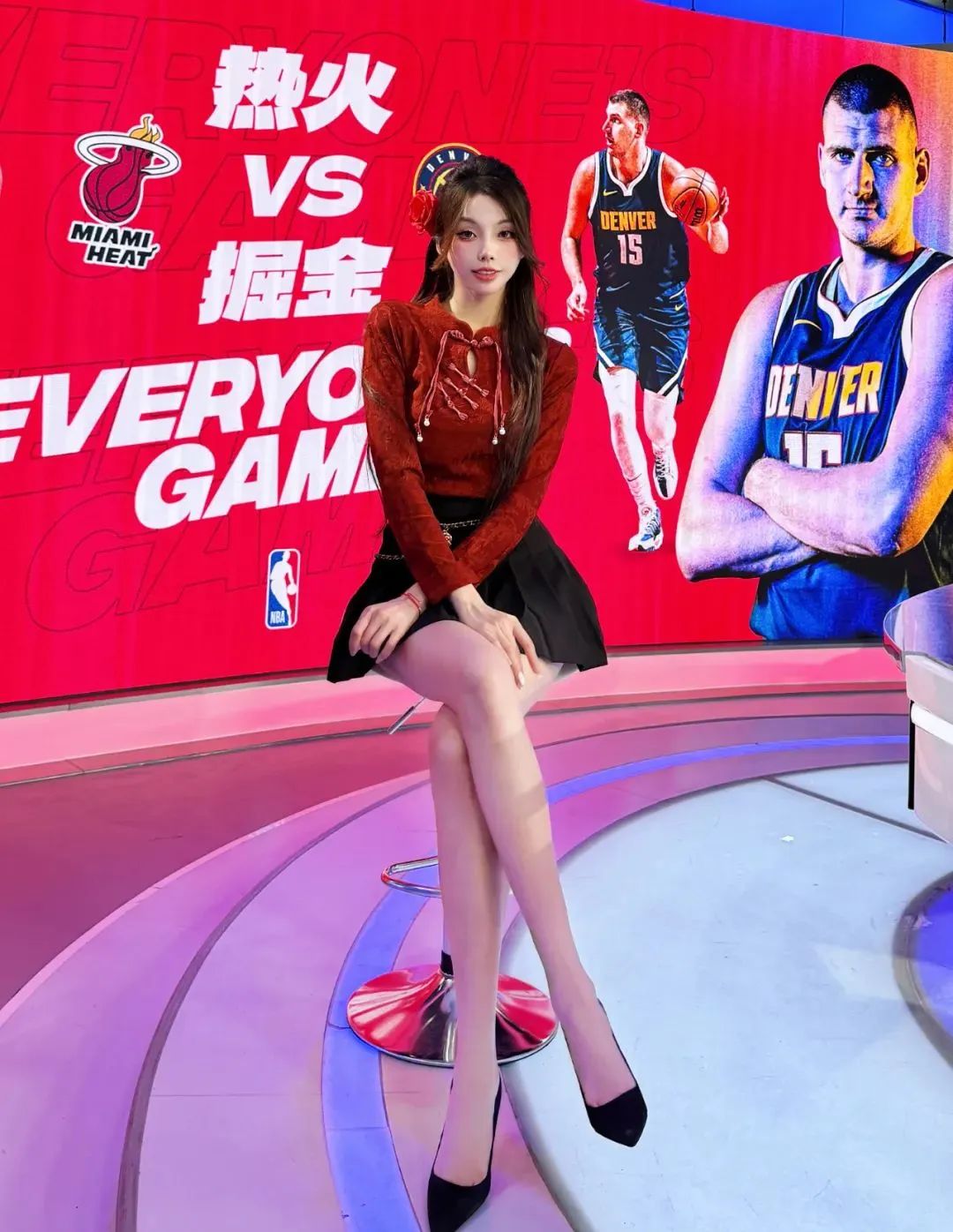 顶级NBA女主播，曾是空姐，这长腿绝了 - 炫图天下