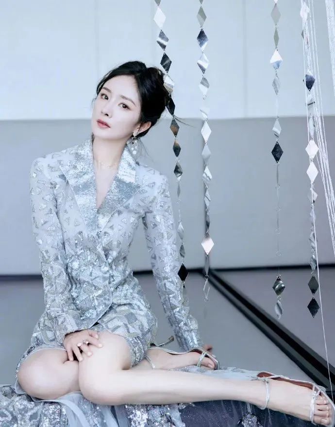 杨幂写真，这大长腿绝了！ - 炫图天下