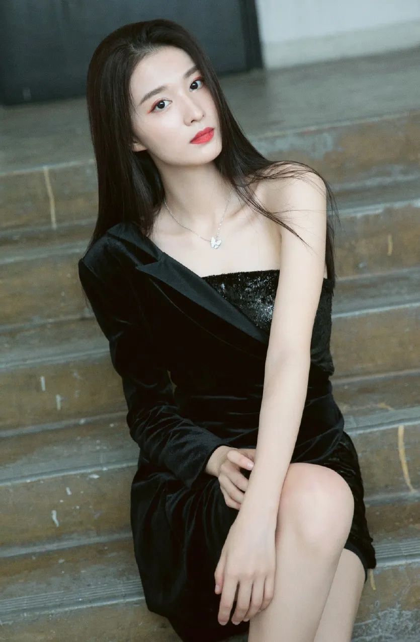 王楚然 抹胸黑裙+美腿修长 绝美！ - 炫图天下