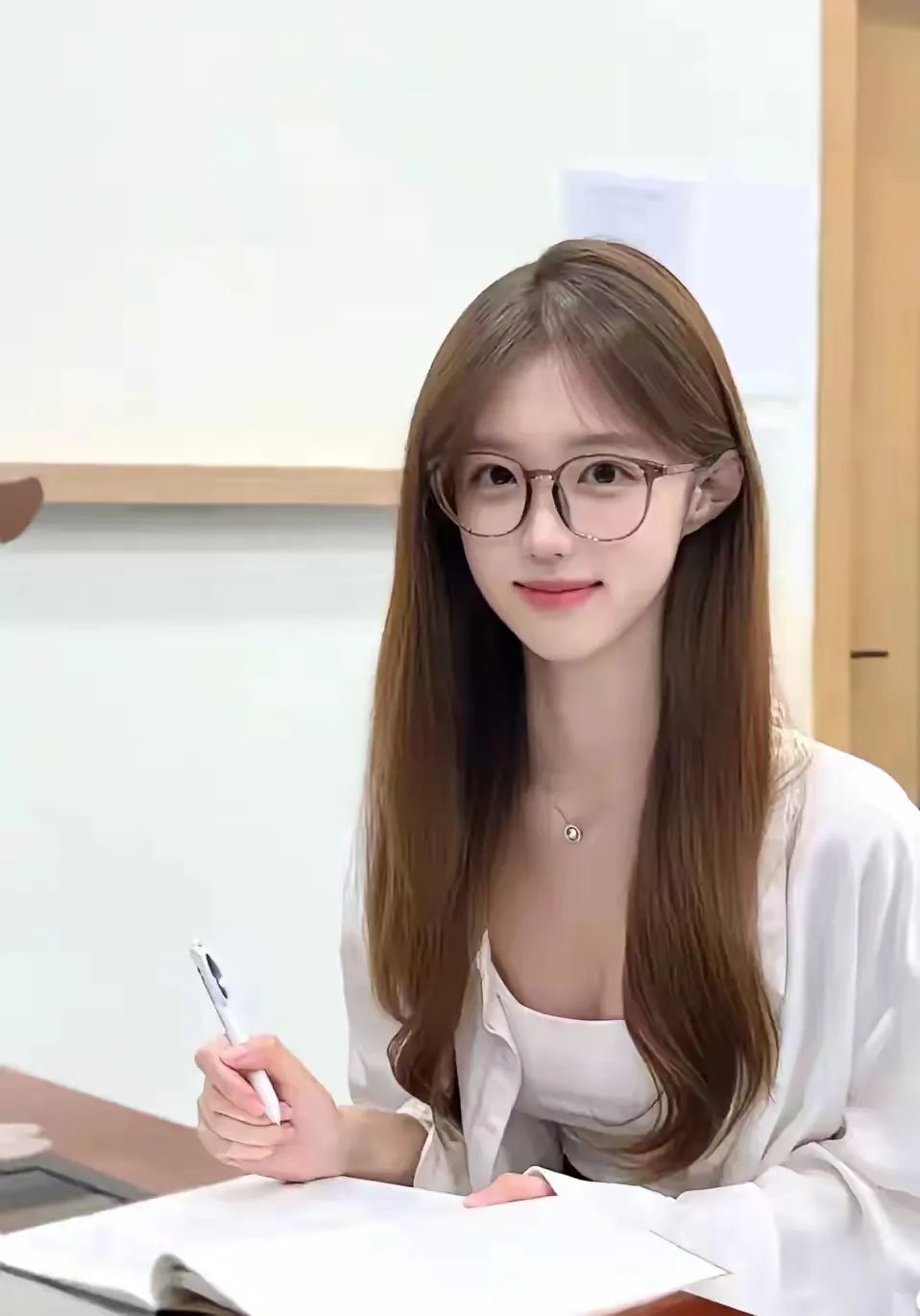 戴眼镜的温柔姐姐-美美哒 - 炫图天下