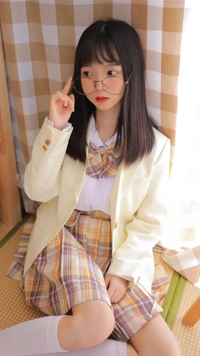 戴眼镜软萌妹子 甜味写真 - 炫图天下