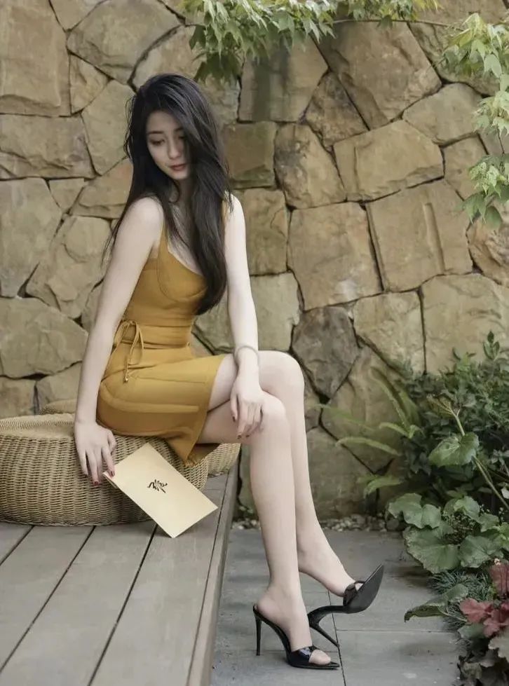 壁纸｜身材真的迷人，岛国女网红，黑丝大长腿，神似佟丽娅 - 炫图天下