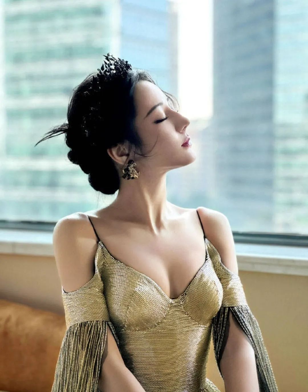 美翻了！迪丽热巴身穿鎏金裙极致华丽高贵 皇冠戴头，小蛮腰美背 - 炫图天下