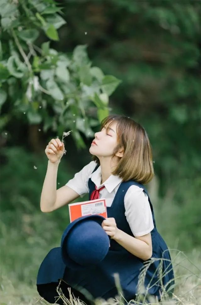 拍照时“手”放哪里？19张示例照解锁5类动作，怎么拍都好看自然 - 炫图天下