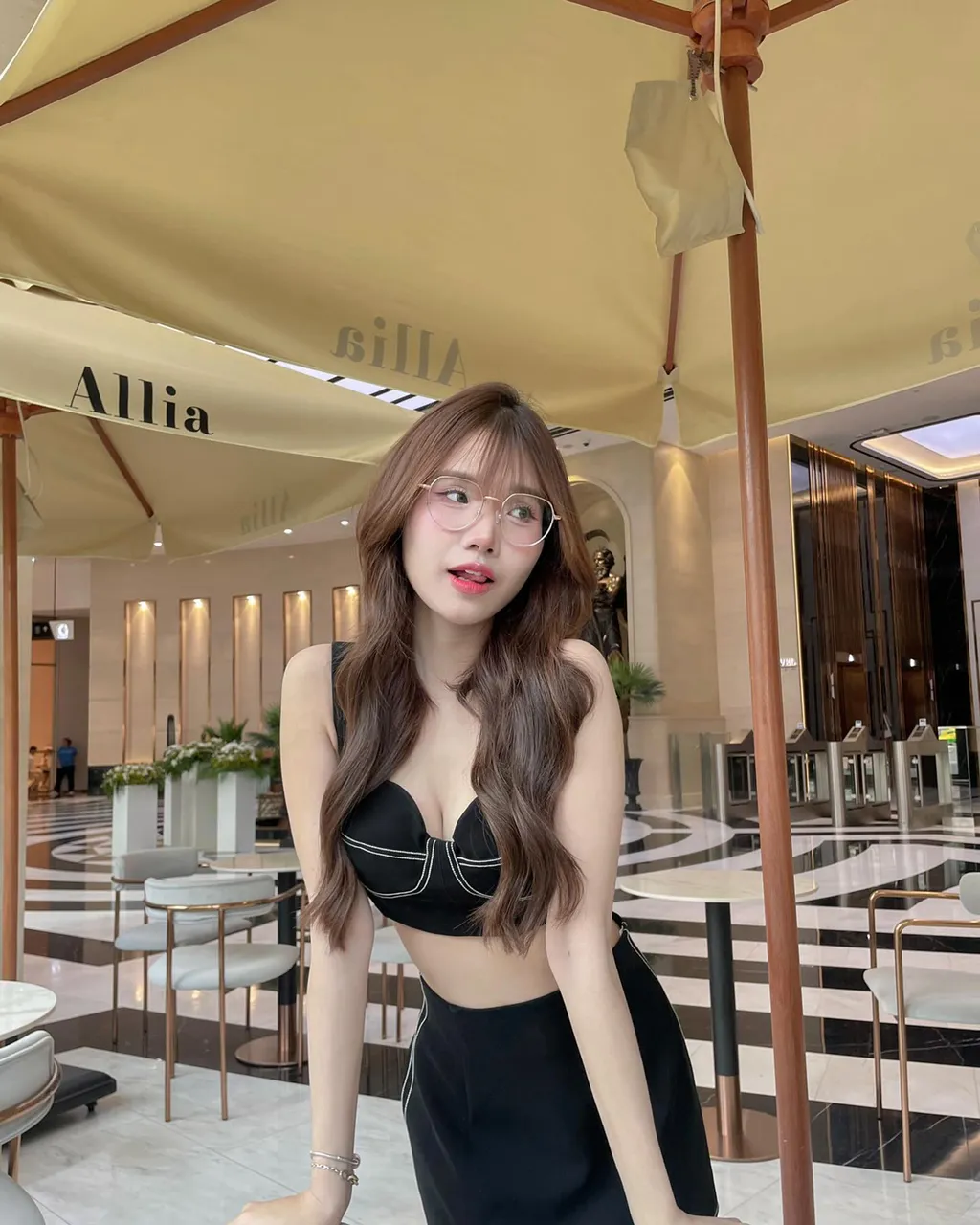 2024最新美女写真 | 戴眼镜的小姐姐 - 炫图天下
