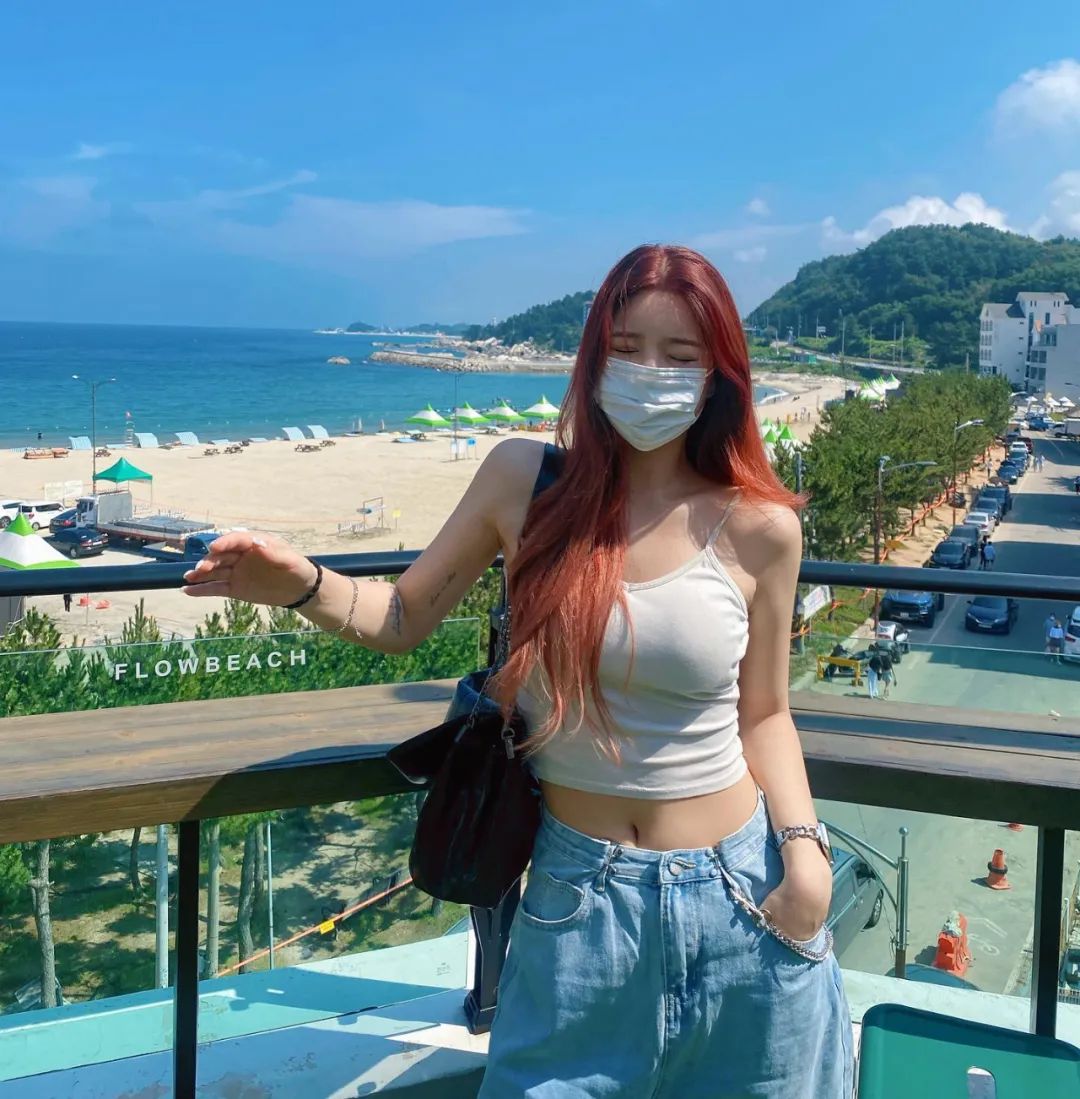 欧美范儿！小姐姐偏爱露脐装，狂野不羁又有一点浪漫风情 - 炫图天下