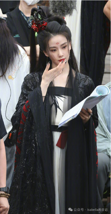 刘诗诗她的气质外形也比较特别，腹中有诗书，举止得体有大将之风，锋芒暗藏，蓄势待发 - 炫图天下