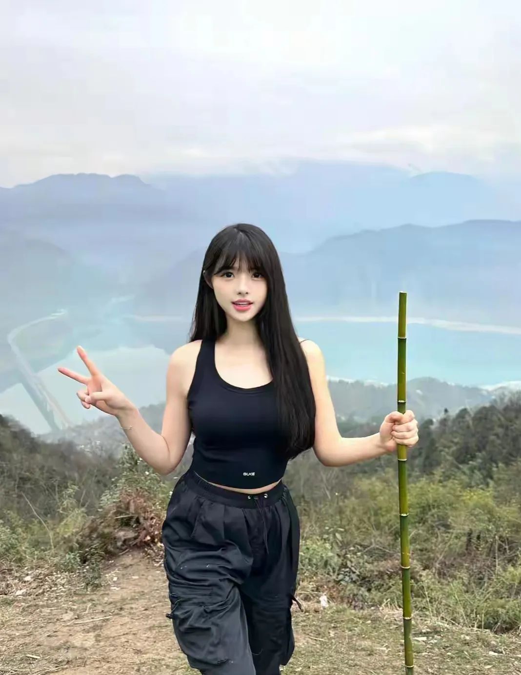 小姐姐爬山的快乐，谁懂啊 - 炫图天下