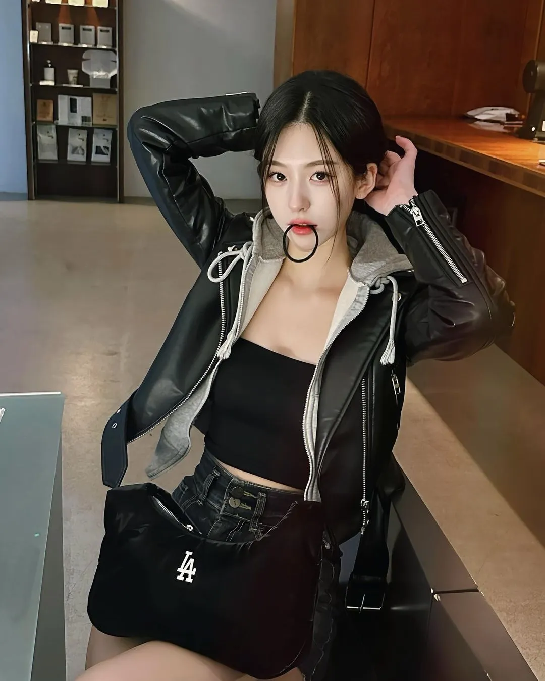 极品韩国少妇！顶级颜值+黑丝美腿，谁能不迷糊啊？ - 炫图天下