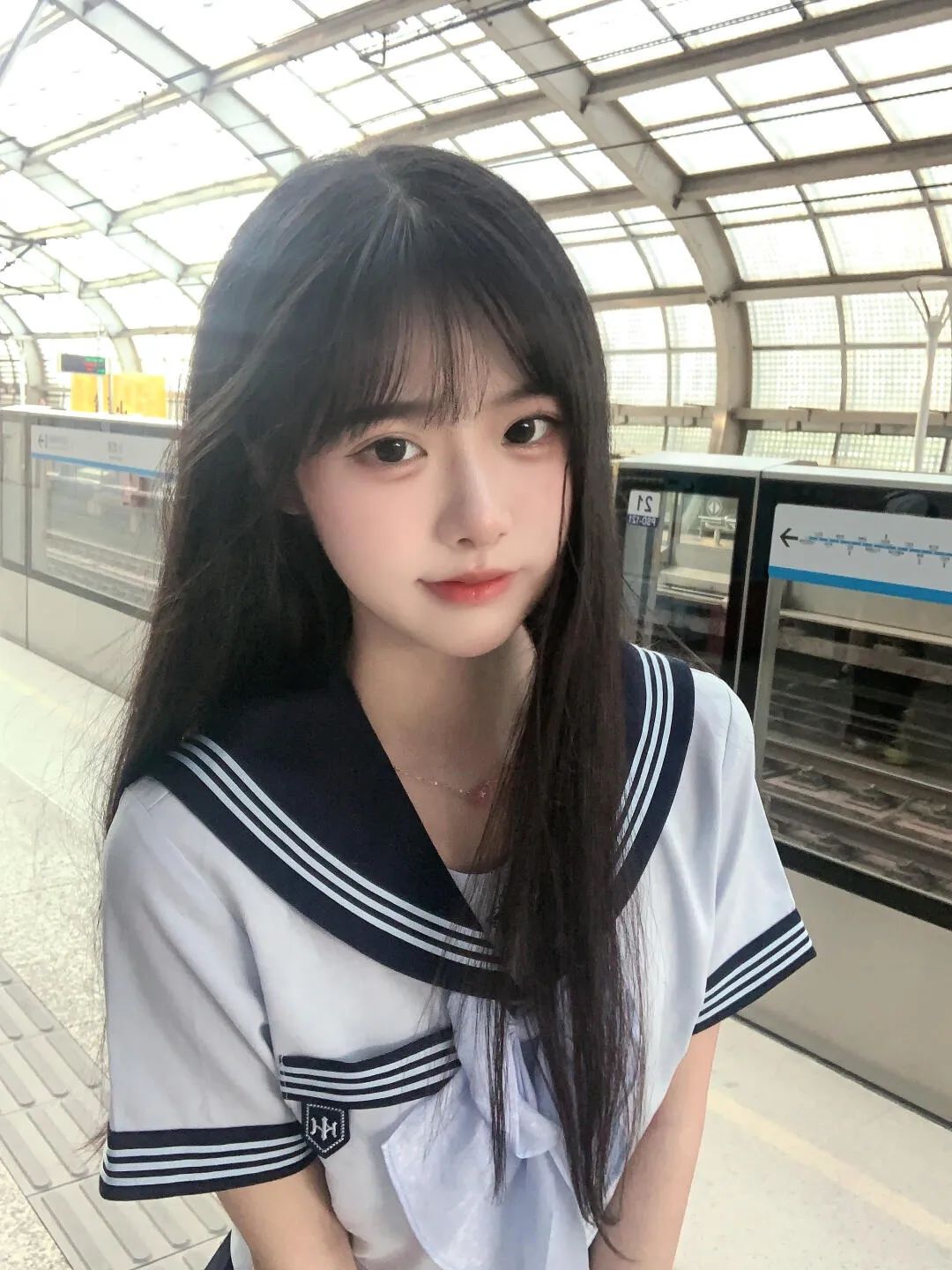 少女地铁站随拍 - 炫图天下